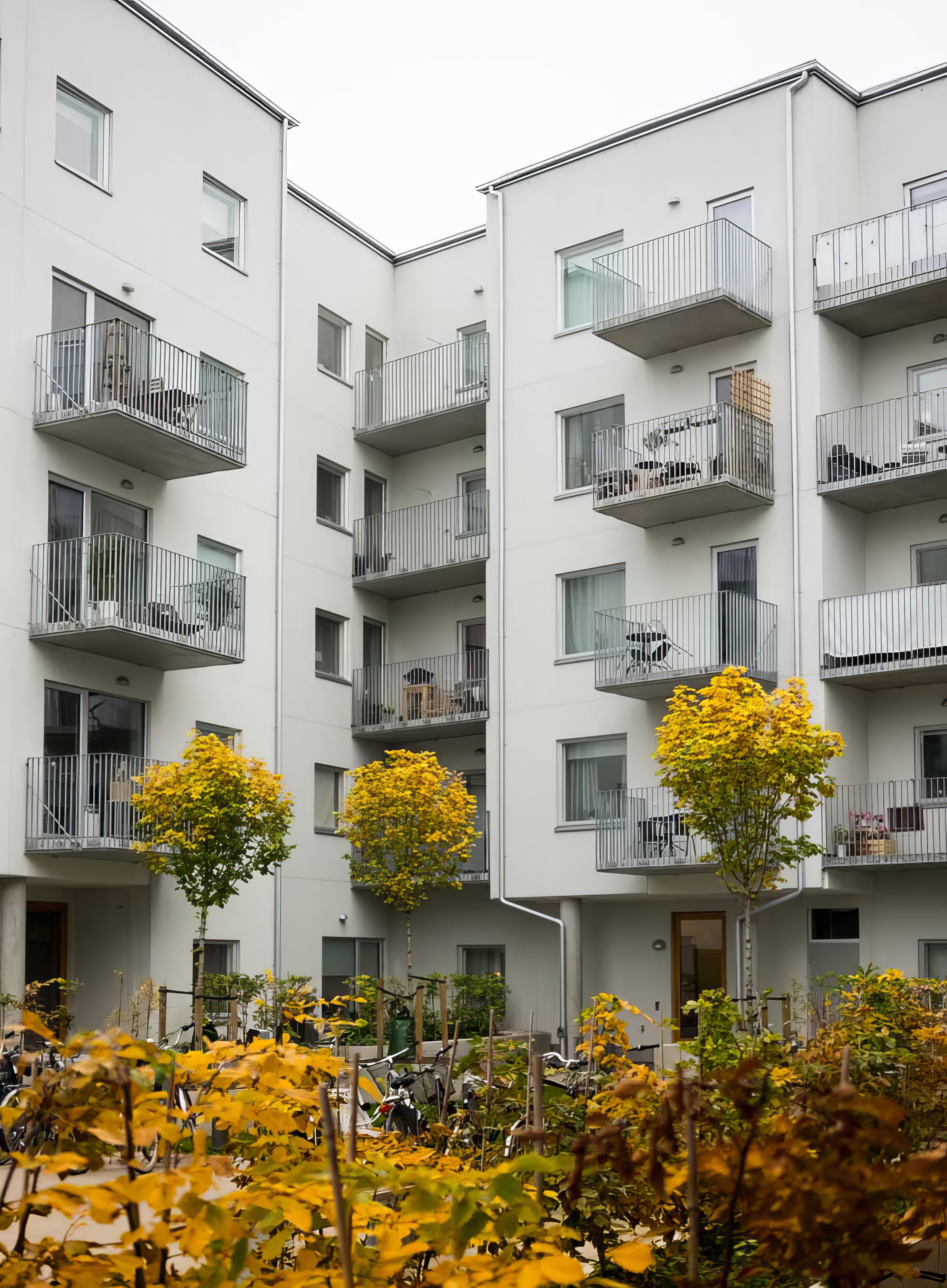 Renderat fotografi av bostaden. Illustrerar de stora glaspartierna och bostadens röda färgval.